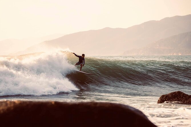 Surf in Vietnam with a local! - Who will get the most from this lesson
