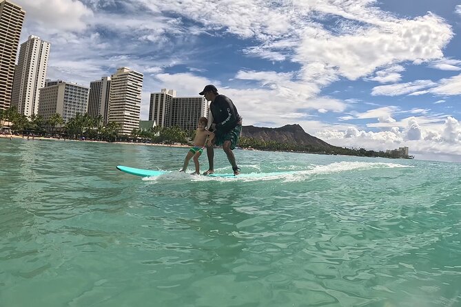Surf lessons for beginners in Waikiki - The beach lesson: safety before surfing