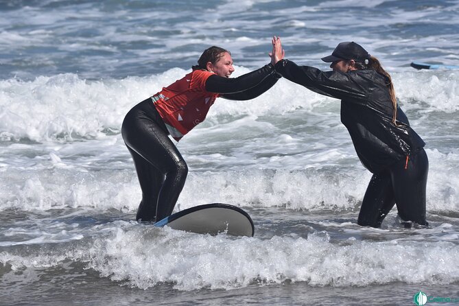 Surf lessons in Famara 9:15-14:30h (4 hours of class) - From beach warm-up to first attempts