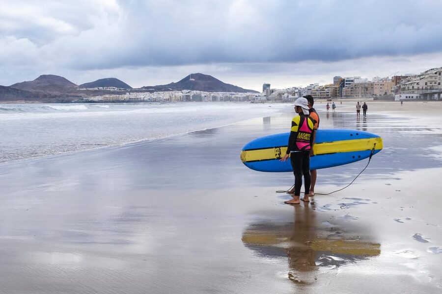 Surf lessons in Las Canteras Beach - Why La Cícer makes a good first surf lesson