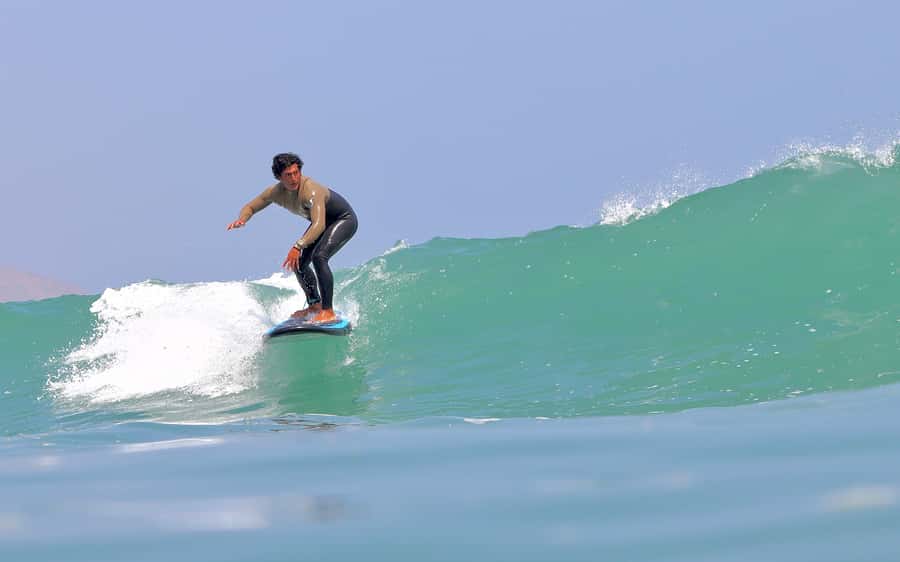 Surfing experience in Lima - Taking your first attempts in Lima’s cold water