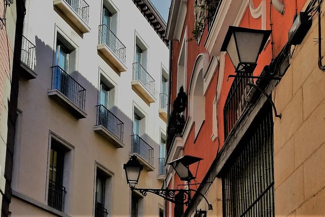 Surfing Madrid: From the Palace to the Tavern Private Tour - Plaza de la Villa and a change of scale