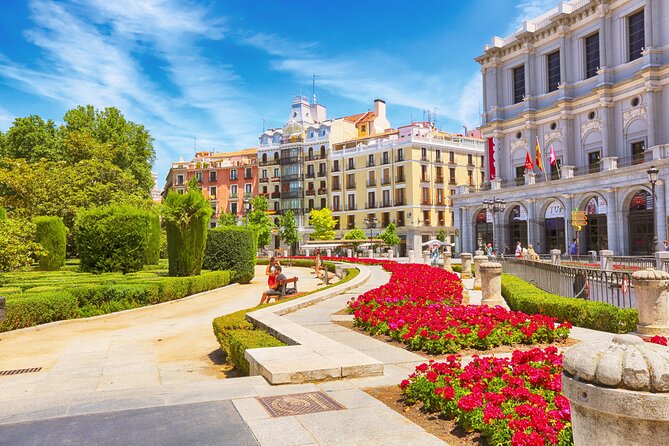 Surfing Madrid: From the Palace to the Tavern Private Tour - The guides and what their style adds