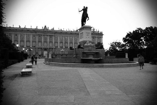 Surfing Madrid: From the Palace to the Tavern Private Tour - The Church of Santiago and Madrid’s older layers
