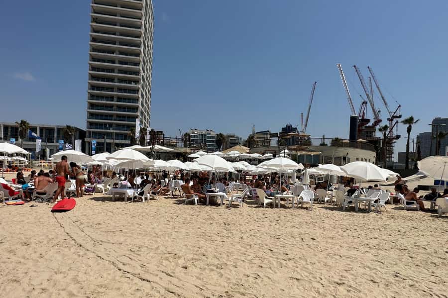 Tel Aviv: Professional Surfing Lessons at Beach Club TLV - Showers, changing rooms, and the small practical details