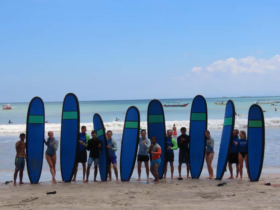 Uluwatu: Beginner & Intermediate Surf Lesson with Equipment - A clear start on the sand