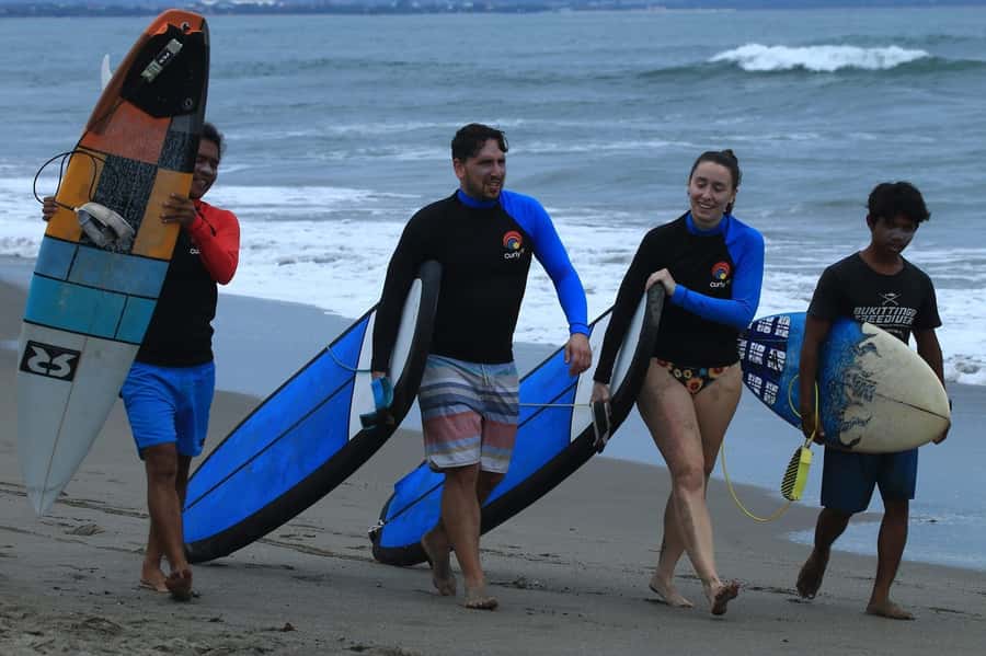ULUWATU SURFING LESSON FOR ALL LEVELS - Private attention or a group of five