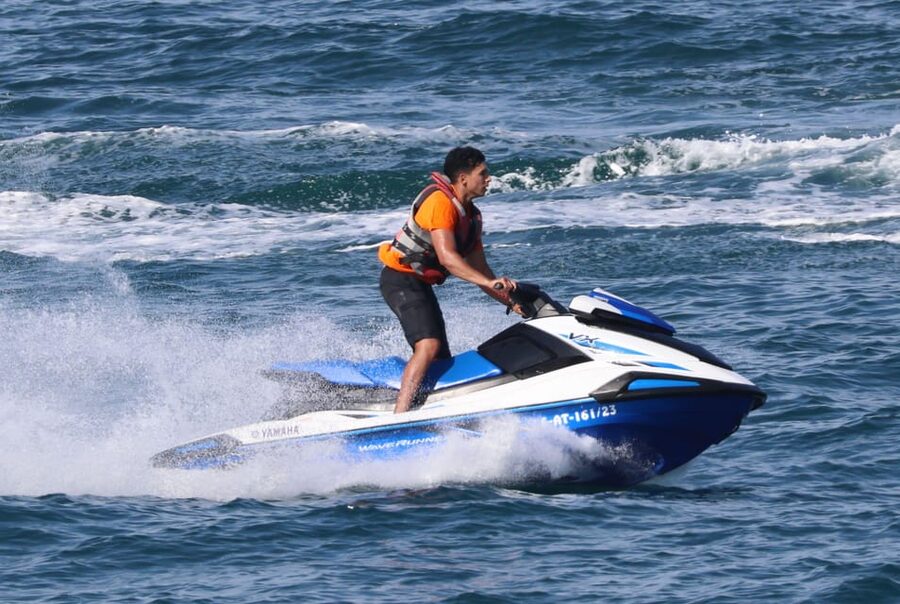 Valencia: Excursión en Moto de Agua + Paddle Surf - A fast start at Valencia Marina