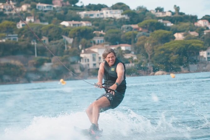 Wakesurfing, wakeboarding or Inflatable Tows in Bay of St Tropez - The price and what you receive for it